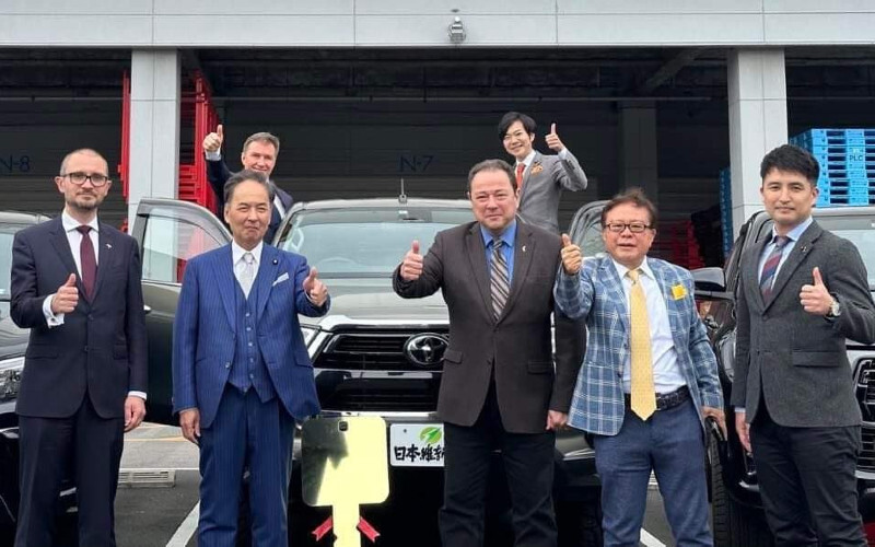 Японські парламентарі зібрали гроші та придбали 20 автомобілів для ЗСУ