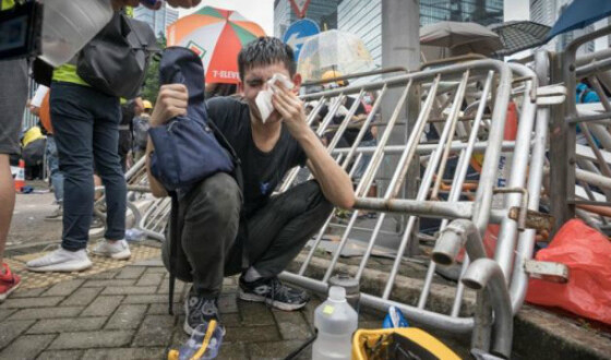 У Гонконгу силовики розганяли демонстрантів сльозогінним газом, водометами та гумовими кулями