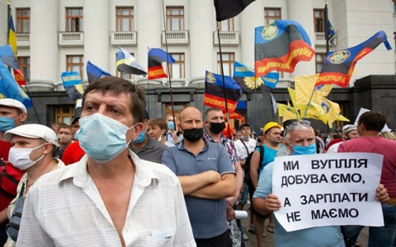 У Києві біля офісу Зеленського вже четвертий день протестують шахтарі