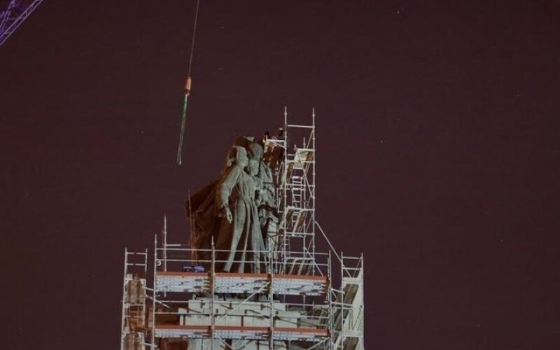 У Болгарії розпочали демонтаж пам&#8217;ятника Радянській армії в Софії