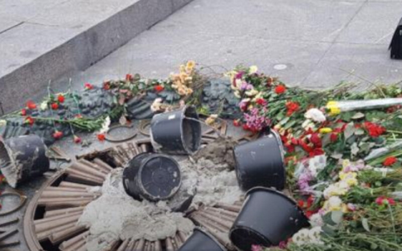 В Киеве вандалы опять залили цементом Вечный огонь