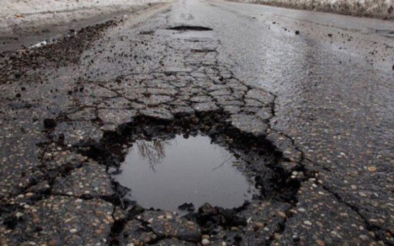 Мелитополец на &#8220;Запорожце&#8221; латает ямы на дорогах. Видео