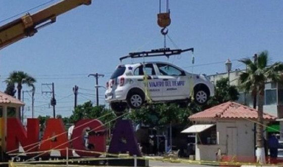 В Мексике автомобиль закопали в землю