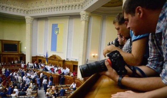 Рада забрала акредитацію у журналістів телеканалів через звернення депутата до спікера