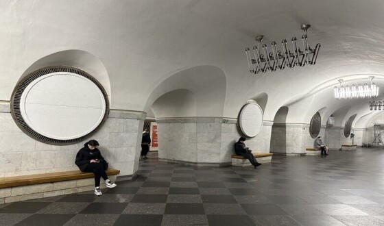 На станції метро «Вокзальна» в Києві маскують радянські щити