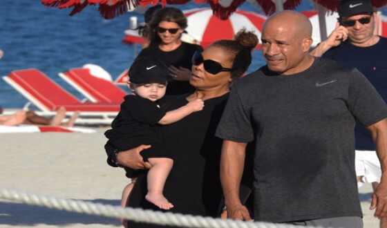Джанет Джексон с годовалым сыном гуляет по пляжу в Майами
