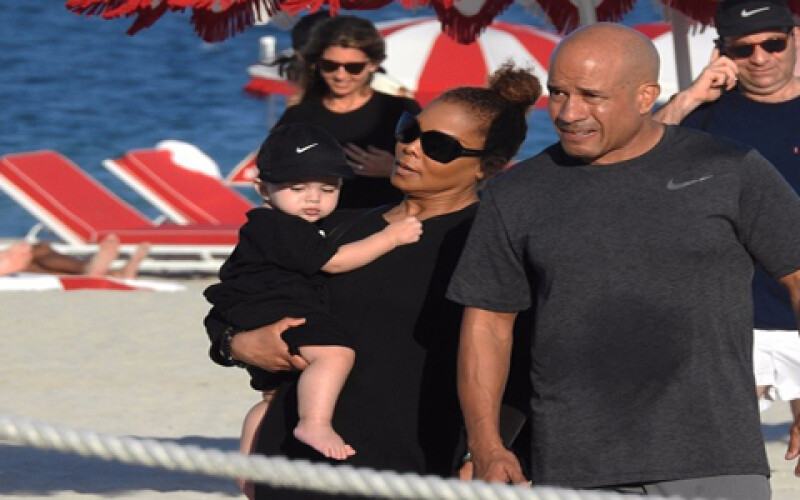 Джанет Джексон с годовалым сыном гуляет по пляжу в Майами