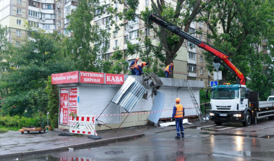 У Києві біля метро «Житомирська» розпочали демонтаж МАФів
