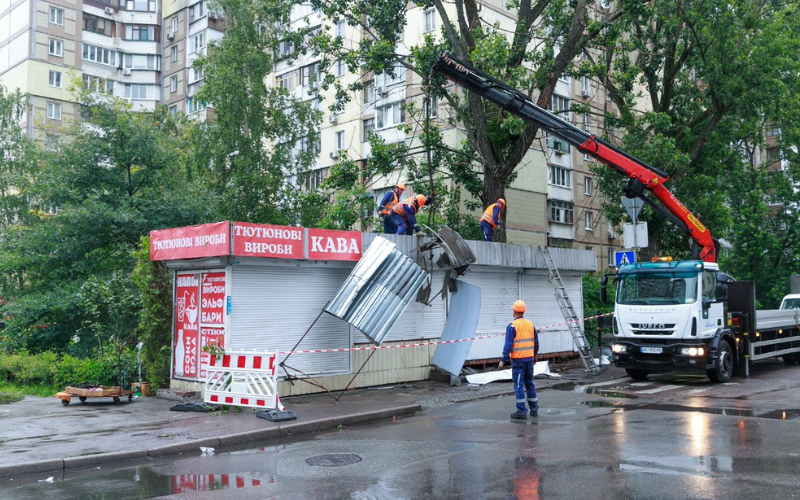 У Києві біля метро «Житомирська» розпочали демонтаж МАФів