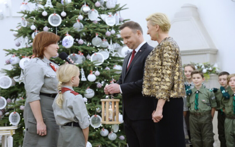 Президент Польши принял из рук харцеров Вифлеемский огонь мира