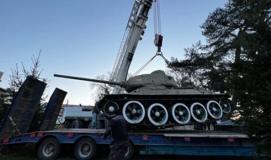 У Мукачеві демонтували пам&#8217;ятник радянському танку