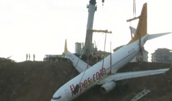 В Турции сняли с обрыва зависший над пропастью самолет
