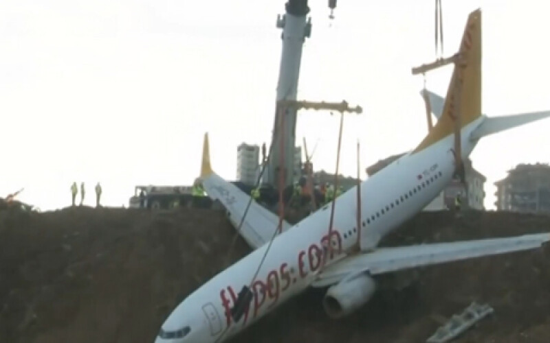 В Турции сняли с обрыва зависший над пропастью самолет