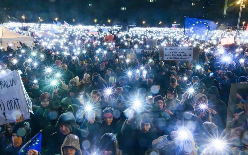 У Словаччині тисячі людей вийшли на масові акції протесту проти прем’єра Роберта Фіцо