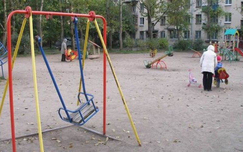 По Украине обнаружены аварийные детские площадки