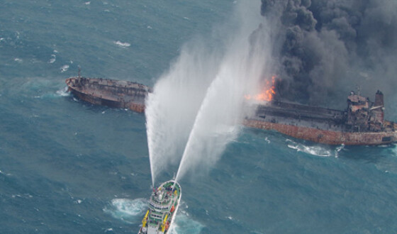 Панамське вантажне судно розвалилося надвоє біля берегів Японії