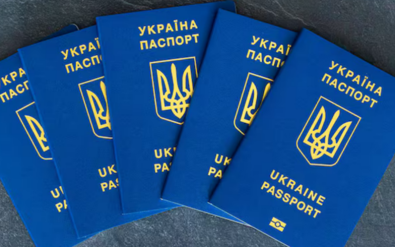Чоловікам за кордоном видаватимуть паспорти після перевірки військового обліку