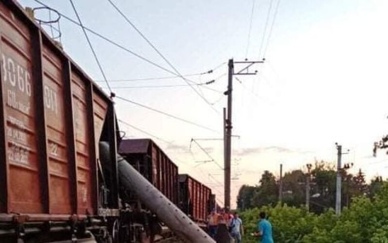 На Київщині з рейок зійшов господарський поїзд