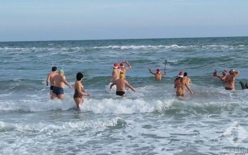 Одесские «моржи» окунулись в море с елкой