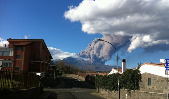 В Італії знову нагадав про себе вулкан Етна: триває нове виверження