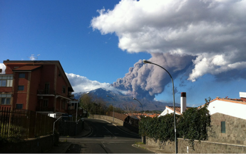 На Сицилії прокинувся вулкан Етна, потоки лави стікали по схилу