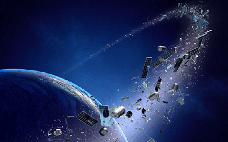 Британский спутник впервые поймал космический мусор сетью