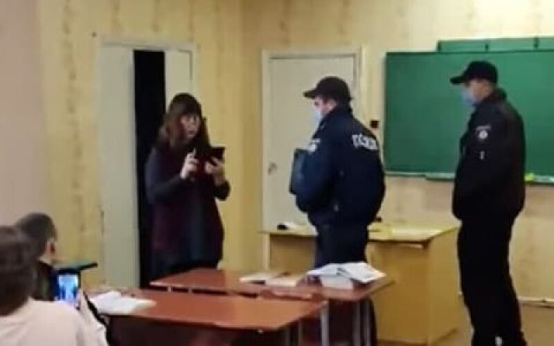 Поліція вимагала від вчительки покинути школу через відсутність щеплення проти COVID-19
