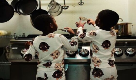 Мадонна учит африканских девочек-близнецов готовить