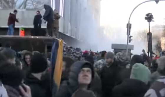 В Киеве участники митинга против продажи земли подрались с правоохранителями