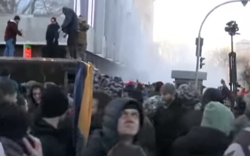 В Киеве участники митинга против продажи земли подрались с правоохранителями