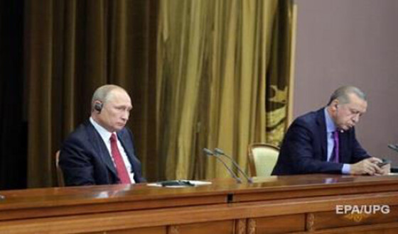 Путин на переговорах опрокинул стул Эрдогана. Видео