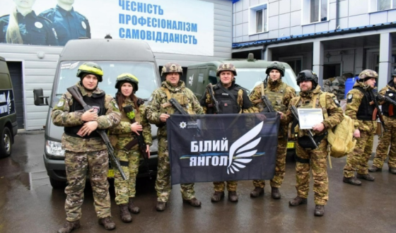 На Сумщини поліцейські з групи «Білі Янголи» евакуювали жінку з собаками