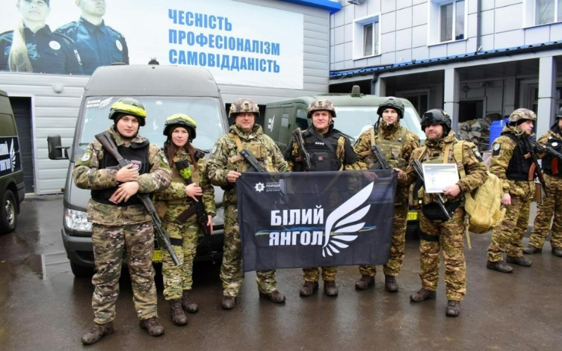На Сумщини поліцейські з групи «Білі Янголи» евакуювали жінку з собаками