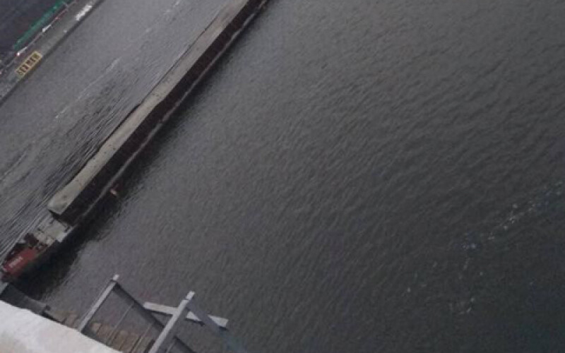 В Киеве груженая баржа врезалась в мост