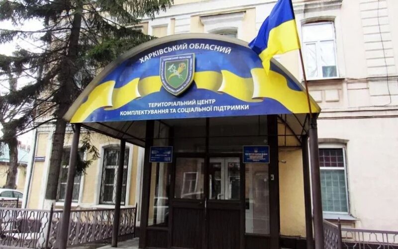 У Харкові чоловік вистрибнув з вікна будівлі ТЦК