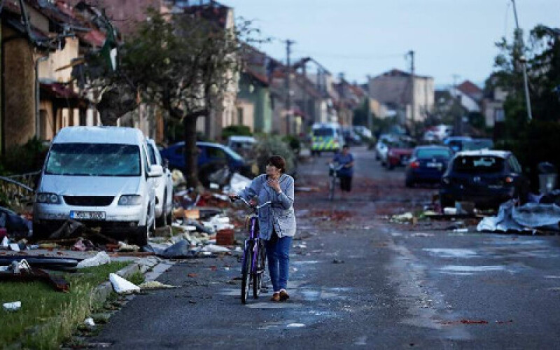 Близько 300 людей постраждали через торнадо в Чехії