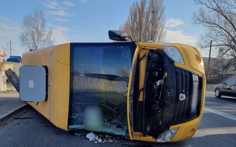 На Київщині перевернулась маршрутка з людьми