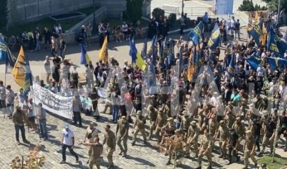 У Києві під час акції &#8220;Нацкорпуса&#8221; мітингувальники обікрали магазин
