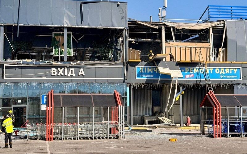 Російські війська вдарили ракетами по торговельному центру в Дніпрі