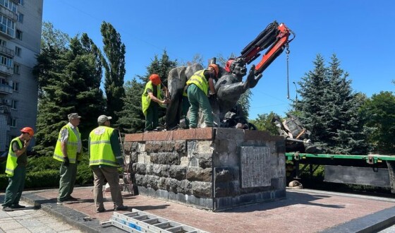 У Кременчуці демонтували пам’ятник більшовицьким матросам
