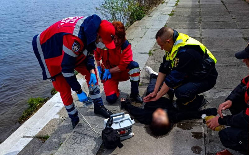 У Києві з Дніпра дістали тіло жінки, яка впала з Пішохідного мосту