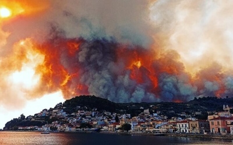У Греції лісові пожежі вийшли з під контролю, понад 600 осіб евакуювали морем