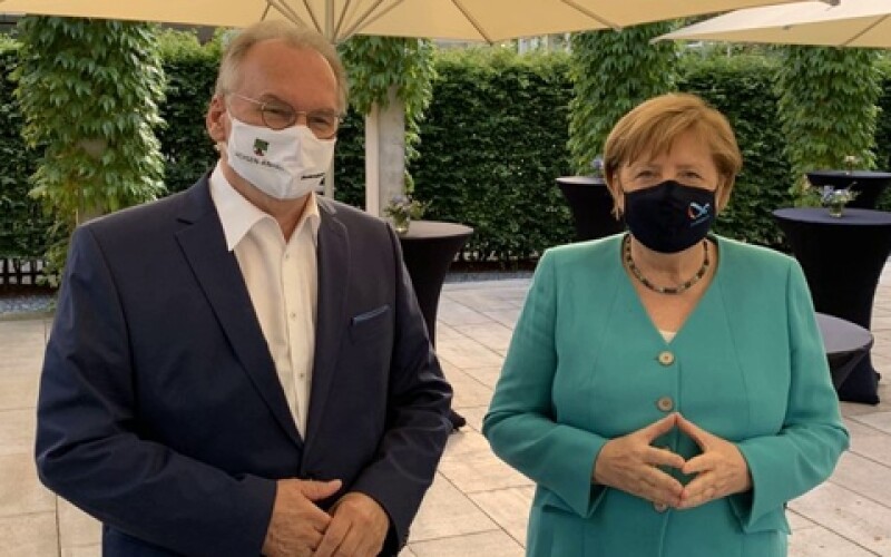 Меркель стримала обіцянку і вийшла до журналістів в масці