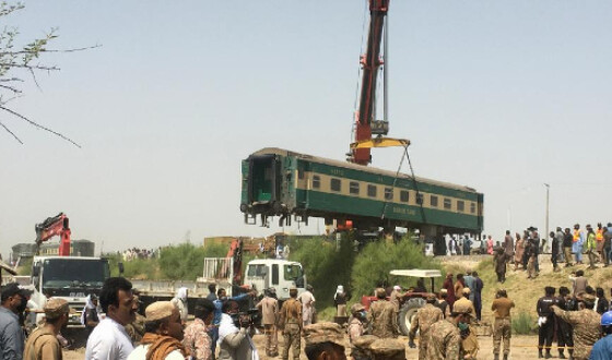 Число жертв зіткнення потягів на півдні Пакистану зросло до 62 осіб