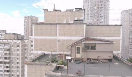 У Києві на даху багатоповерхівки пенсіонер збудував для себе дачу для відпочинку