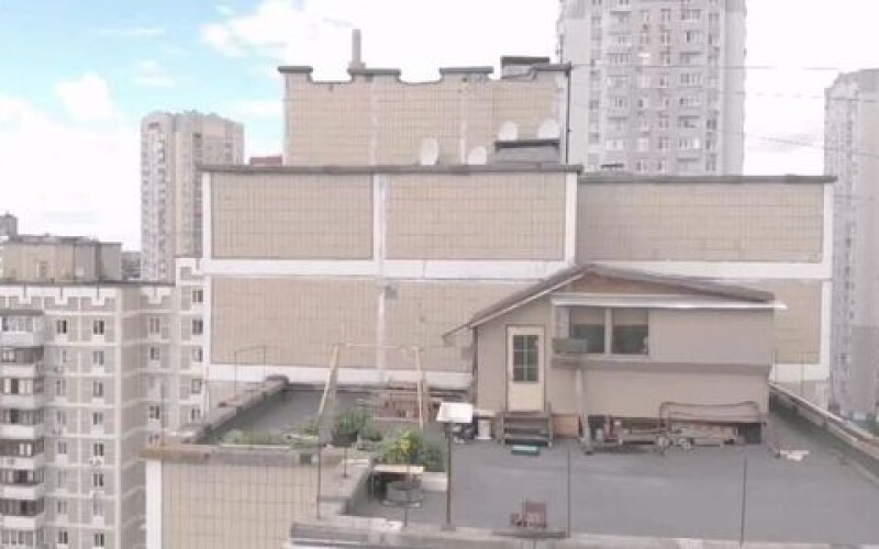 У Києві на даху багатоповерхівки пенсіонер збудував для себе дачу для відпочинку