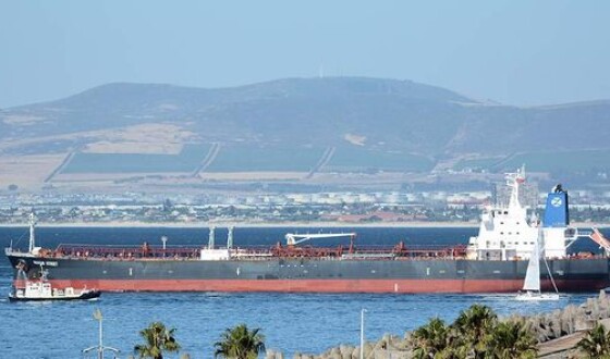 Захоплений в затоці Омана танкер попрямував в сторону Ірану