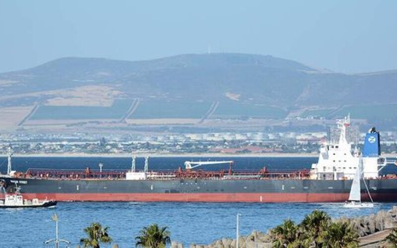 Захоплений в затоці Омана танкер попрямував в сторону Ірану