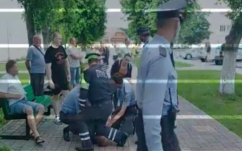 У Білорусії застосували задушливий прийом проти учасника протесту