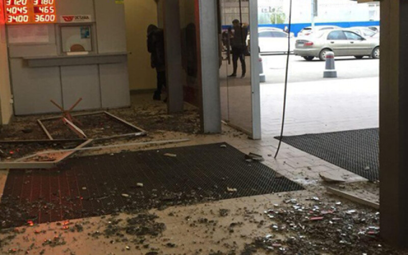 Автомобиль влетел в торговый центр в Харькове. Видео